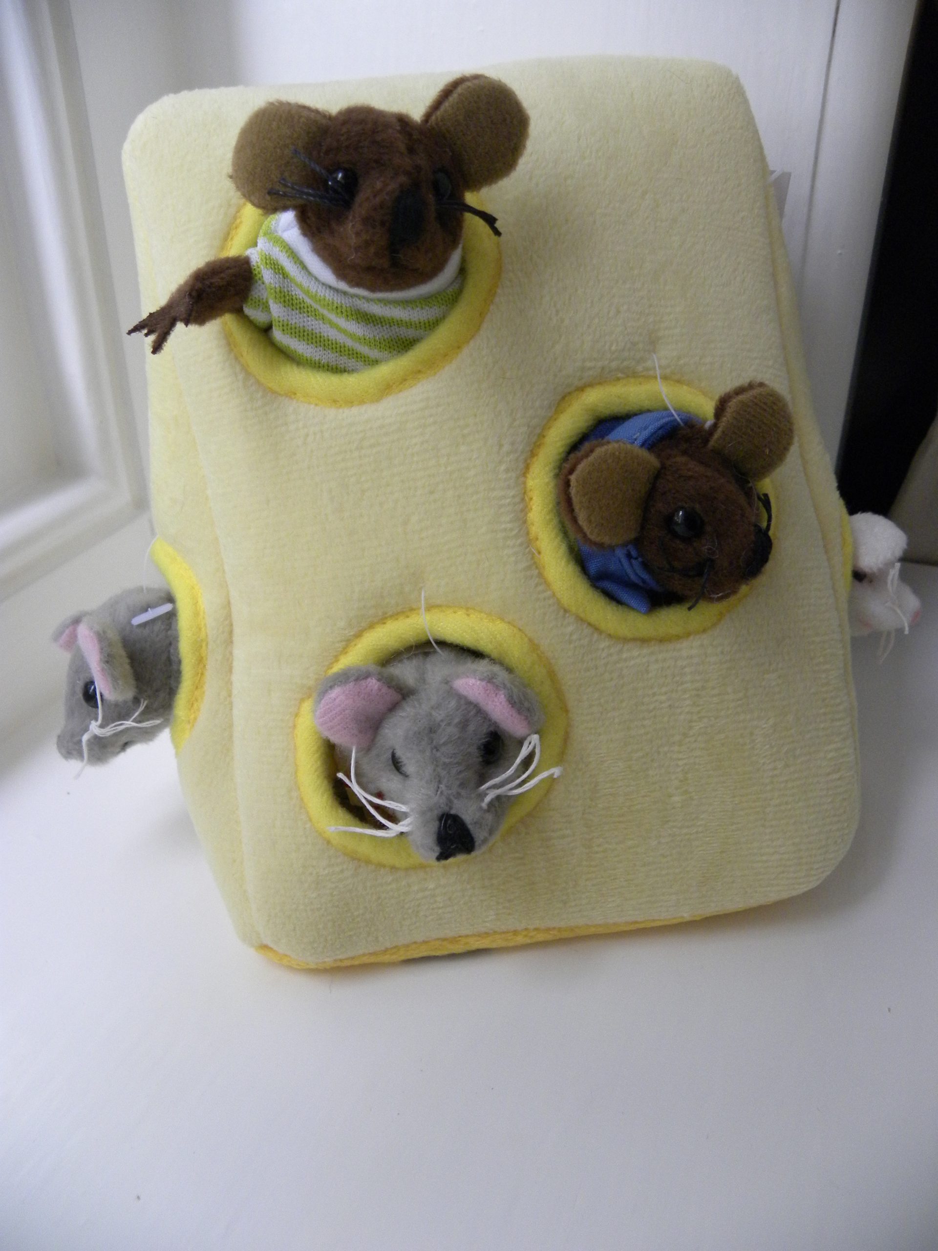 The Puppet Company - Hide-Away Puppets - Mouse Family In A Cheese